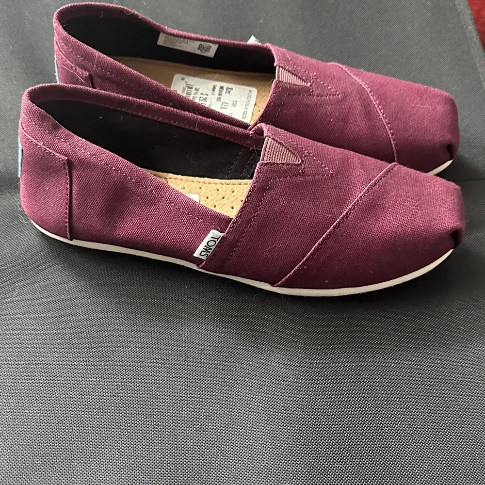 Toms Women's Slip-On Flats in Burgundy Canvas NEW - Picture 2 of 2